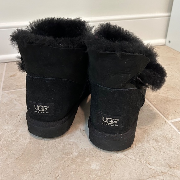 Ugg Australia Women's Mini Bailey Button II Boot in Black, great condition - Picture 4 of 7